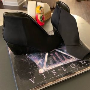 Bandolino peep toe wedge bootie